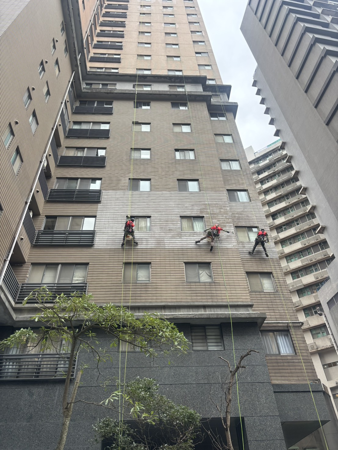 三位外牆繩索施工技師